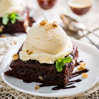 brownie con nueces y helado 