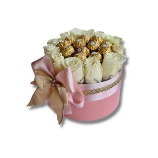 Ružičasti cvetni aranžman sa slatkim jezgrom