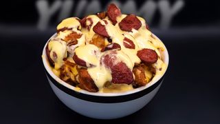 ფრი ბეკონი ქათამი-სოსისით ყველის სოუსში