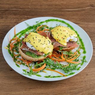 Eggs Benedict pršut