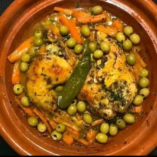 Tajine De Pollo Con Patatas Fritas Y Aceitunas