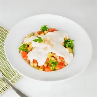 Salată proteică cu năut,  sos tahini - vegan