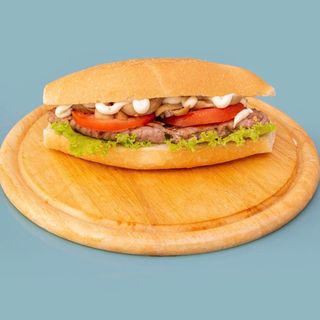 Salsiccia, funghi, melanzane sott'olio, formaggio, pomodoro, insalata e salsa rosa