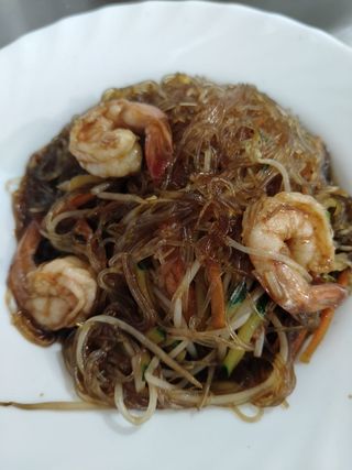 Spaghetti di soia con gamberi alla piastra