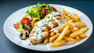Piept cu sos alb, cartofi prajiti si salata