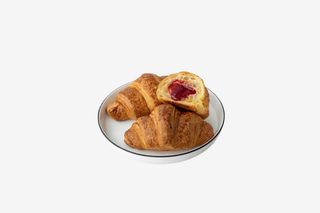 Croissant cu unt și dulceață de afine