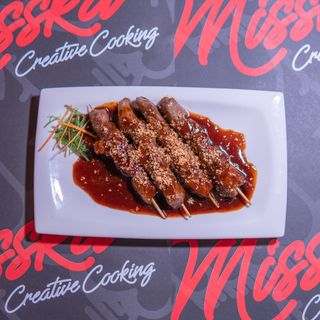 Solomillo En Brochetas Con Salsa De Maní (4 Pzs.)