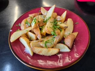 Cartofi wedges cu pătrunjel și usturoi