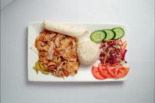 Донер с курицей на тарелке 1 порция