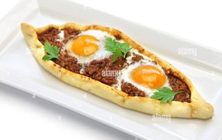 Pide con carne macinato e uova