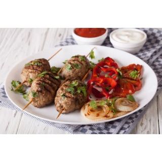 Pinchos a la parrilla de kefta de cordero