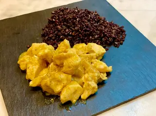 Pollo in salsa yogurt al curry con riso venere