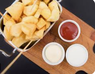 Tapa de patatas con 3 salsas