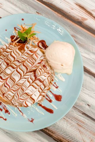 Američka palačinka sa pistaćima i višnjom 