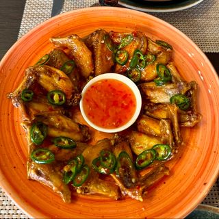 ქათმის ფრთები ტკბილ-ცხარე სოუსით