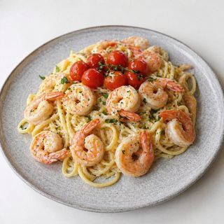 Zelene tagliatelle s kozicama i dimljenim lososom