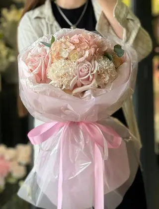Buchet trandafiri roz si hortensie