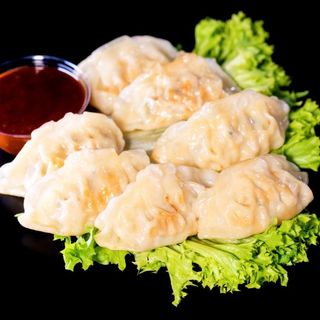 Pierożki gyoza z kurczakiem i grzybami z sosem firmowym
