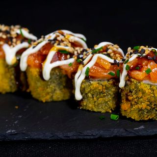Maki tempurizado salmón tartar