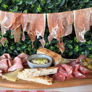 TABLA DE QUESOS Y EMBUTIDOS ITALIANOS 