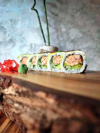 Tamago Roll - pieczony łosoś zawinięty w tamago 