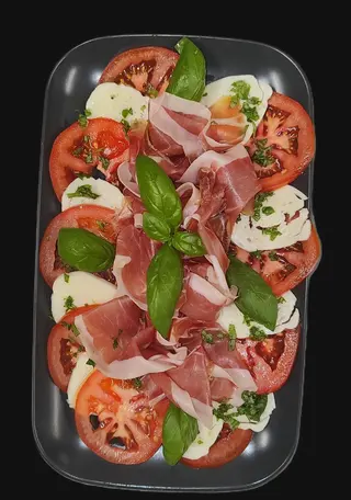 Njeguška Caprese salata