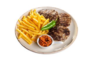 Свински кюфтета на скара с гарнитура пържени картофи и лютеница