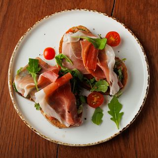 Brusketi sa italijanskom pršutom