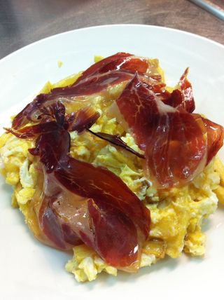 Huevos Rotos Con Patatas Y Jamón Ibérico 