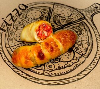 Domaća kiflica sa kulenom i sirom