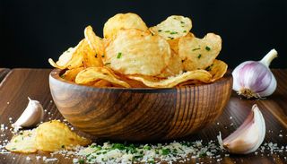 Домашен чипс от картофи с чеснов сос и сирене