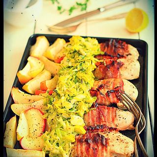 Pierś z kurczaka zapiekana z boczkiem i serem ,ziemniaki, surówka