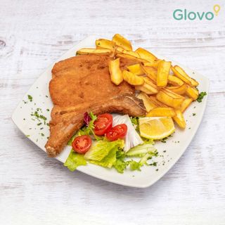 Cotoletta di vitella"orecchia d'elefante"con insalata e patate fritte