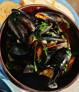 Midii in sos de vin alb