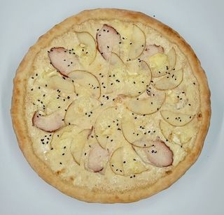 Піца з копченою куркою та грушею