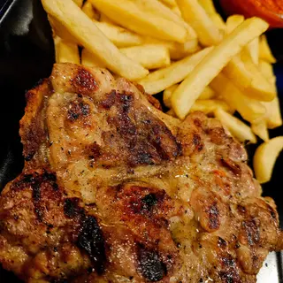 Iskošteni pileći batak/zabatak s prilogom