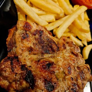 Iskošteni pileći batak/zabatak s prilogom