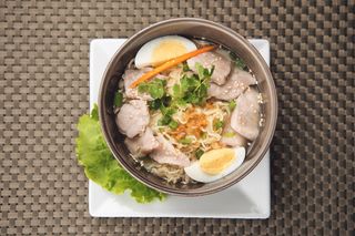 რამენი ატრიას სუპი ბოსტნეულით და ღორის ხორცით