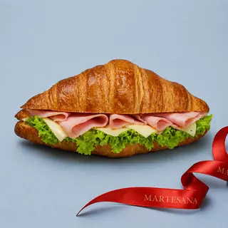 Croissant salato con prosciutto cotto e formaggio