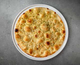 Focaccia cu basilic proaspăt, usturoi și ulei de măsline