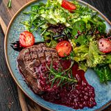 Steak cu sos din merișoare și mixt de salată cu cherry