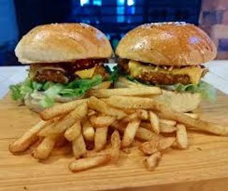 2 HAMBURGUESAS ,2 PATATAS Y 2 BEBIDAS