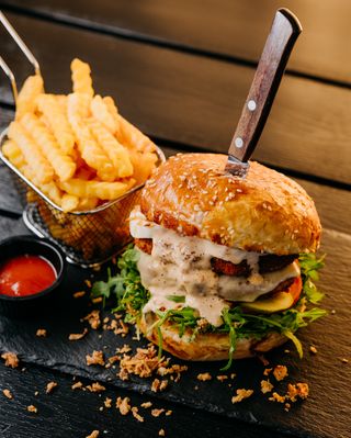 Coco Queen burger + pomfrit