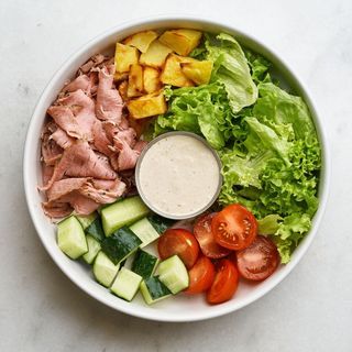 Салат з пастрамі та огірком