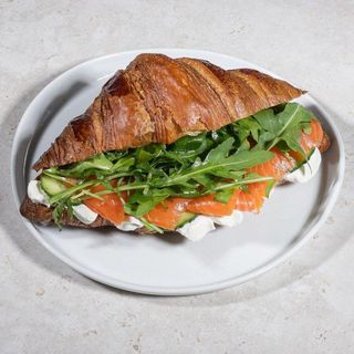 Круасан з лососем, 180 г