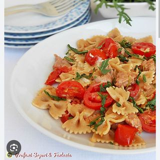 Pasta  salsiccia rucola e pomodorini