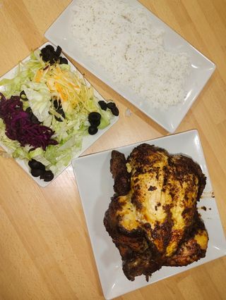 Pollo A L'Ast Con Ensalada Especial Con Arroz Y Alitas De Pollo