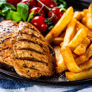 Пилешко филе с пържени картофи