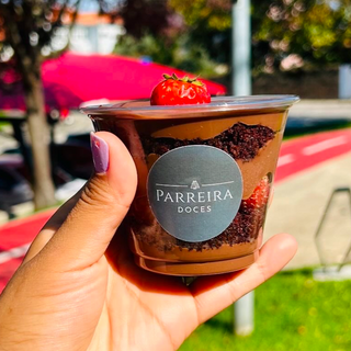 Brigadeiro de chocolate com morangos 