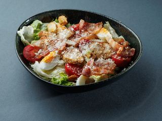 САЛАТ ЦЕЗАР з КУРКОЮ (230g)